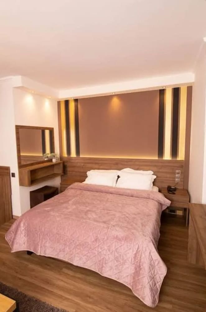 Mont Helmos Hotel 10/71