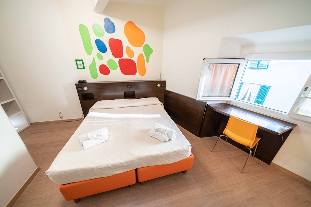Cairoli Hotel 12/79