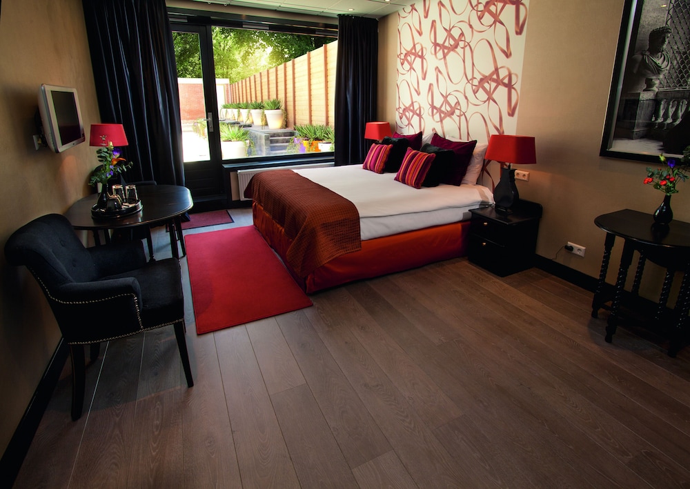 1 BEDROOM, LUXURY, TRIPLE, LARGE, COURTYARD AREA