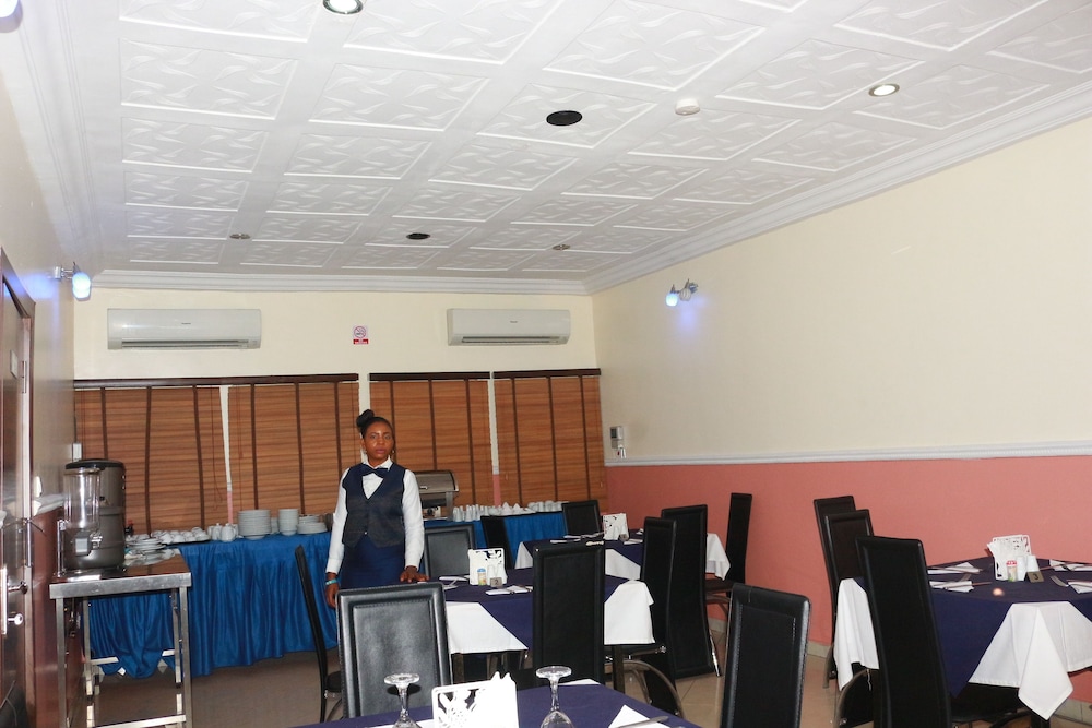 Royal Charlin Hotel And Suites 20/24