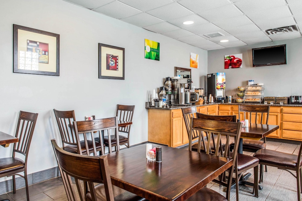Quality Inn Austintown-Youngstown West 22/35