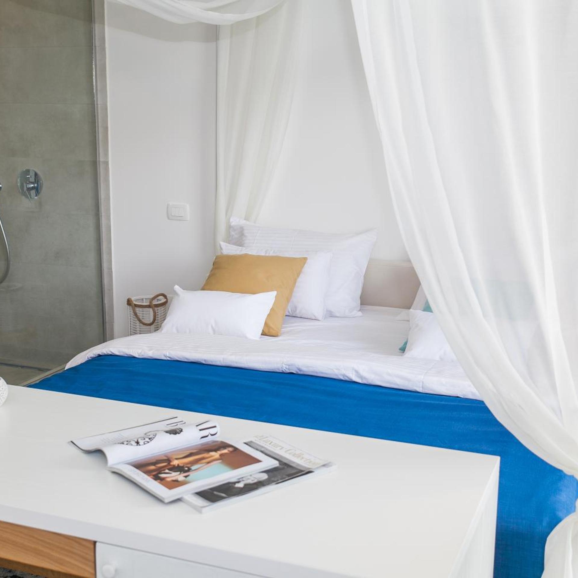 Deluxe, King Bed, Lateral Side Sea View, Balcony