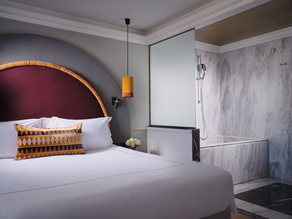 DELUXE, PENTHOUSE, SUITE