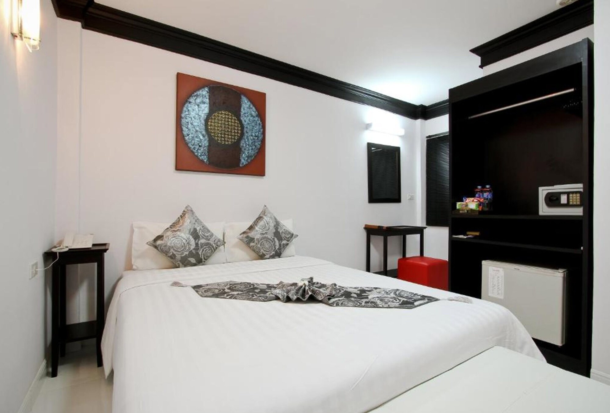 DELUXE, DOUBLE BED, NO WINDOW