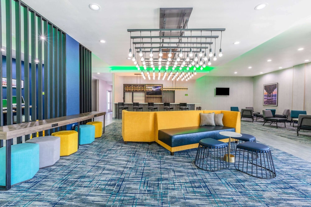 La Quinta Inn & Suites by Wyndham Galveston West Seawall 8/48