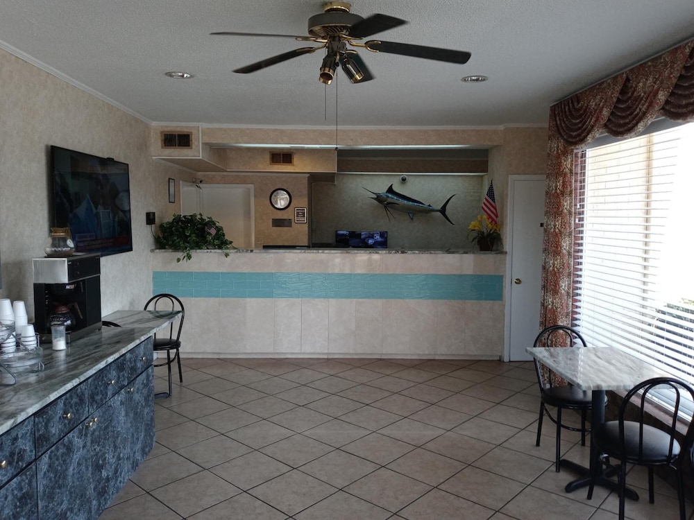 Hole Inn the Wall Hotel - Sunset Plaza - Fort Walton Beach 8/50