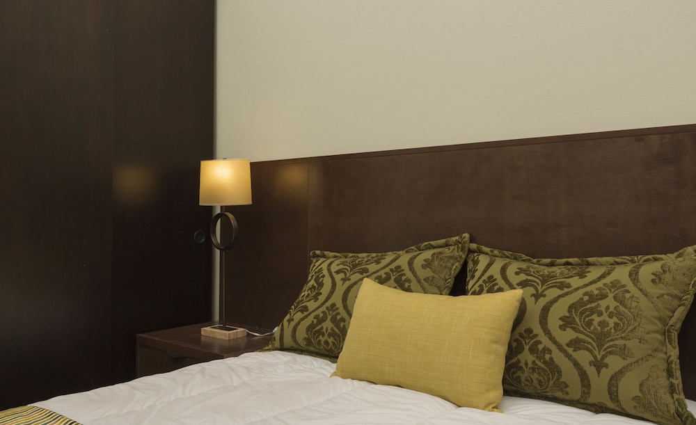 Decanter Hotel 33/47