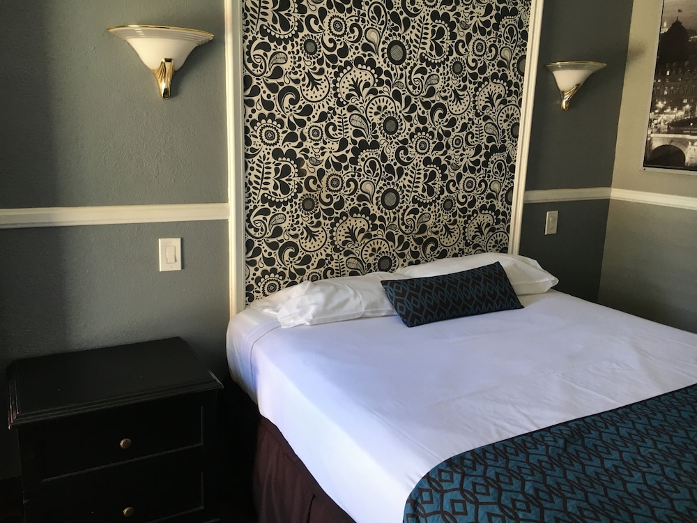 Hotel Salina Long Beach 8/29