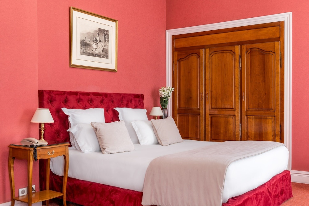 Deluxe, Queen Bed, Private Bathroom