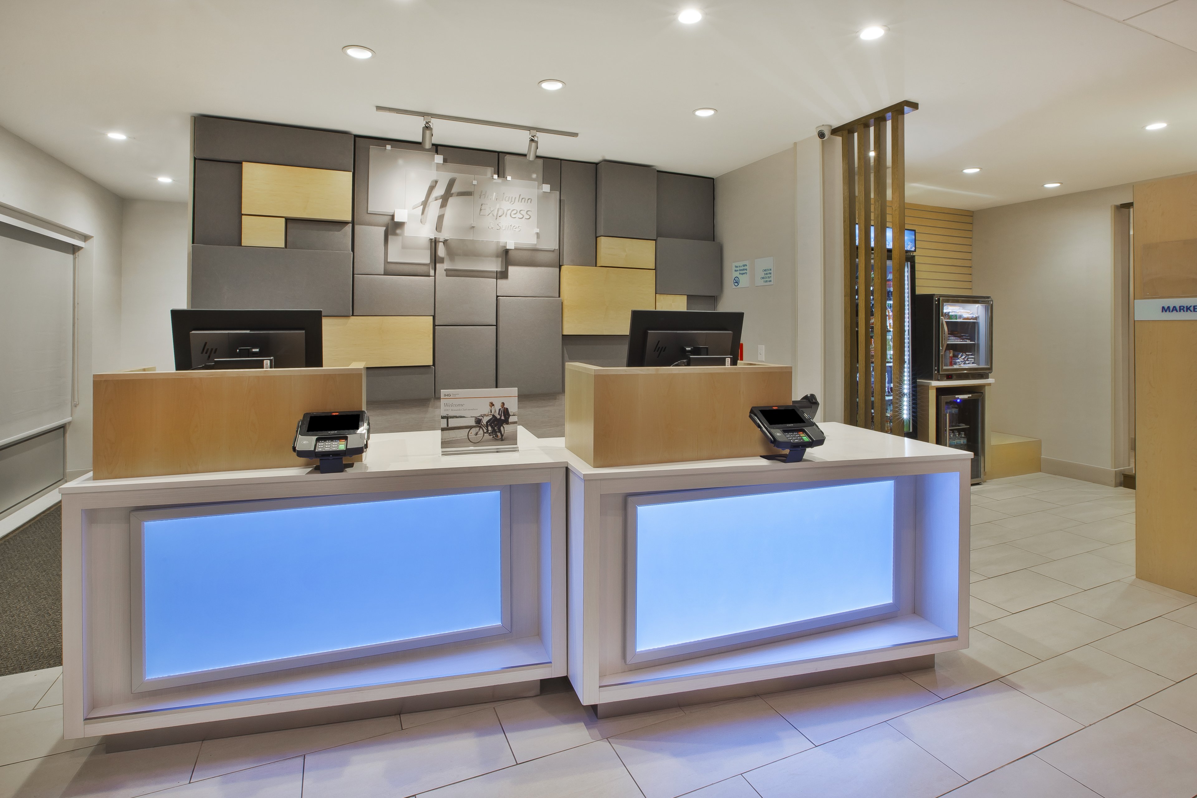 Holiday Inn Express Suites Grand Rapids Airport North 3/32