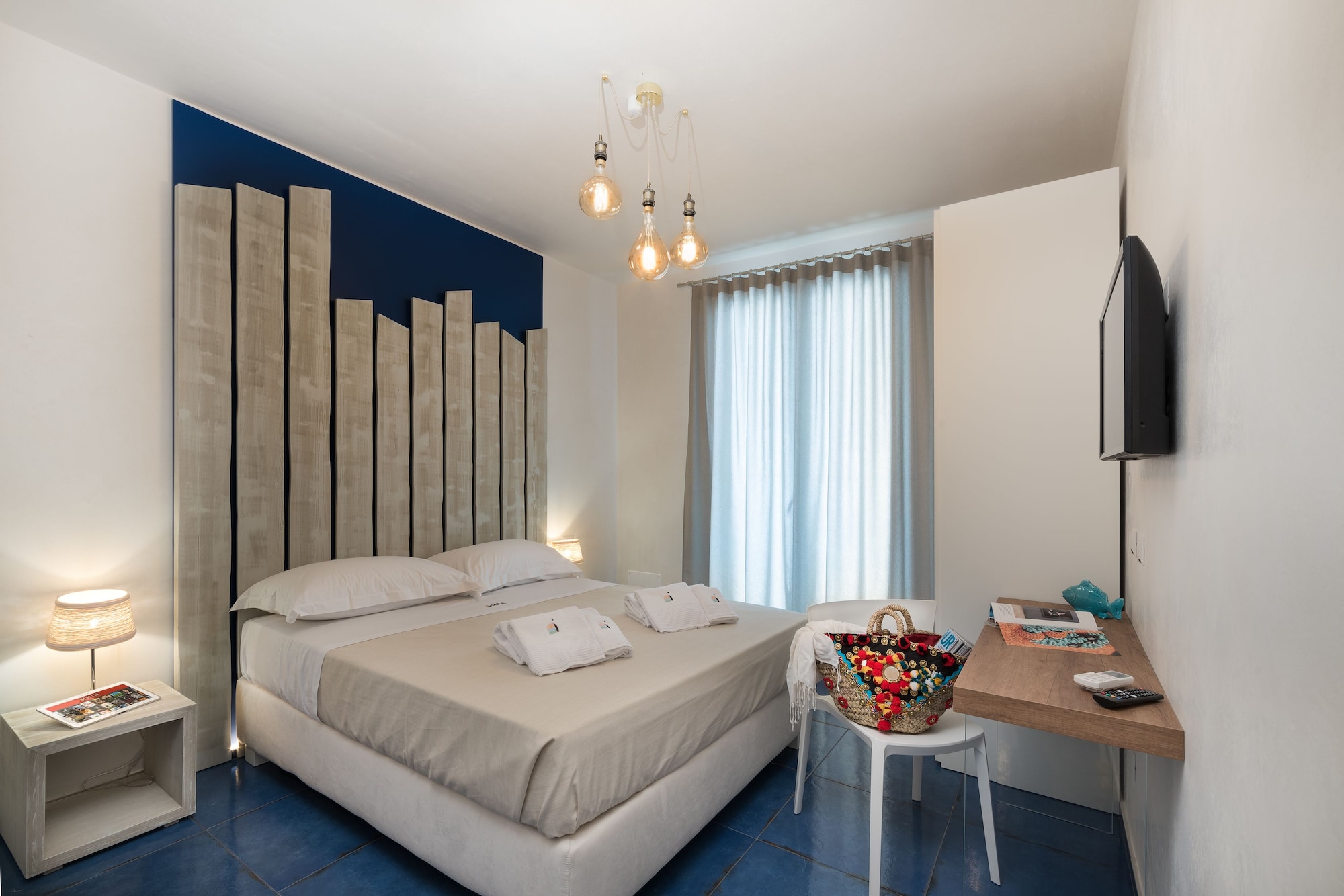 DELUXE, DOUBLE OR TWIN BED