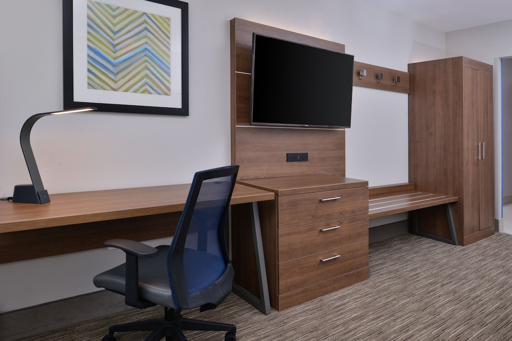 Holiday Inn Express Suites Marshalltown 42/48