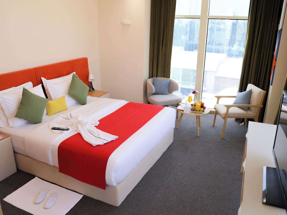 SUPERIOR, QUEEN BED, SOFA