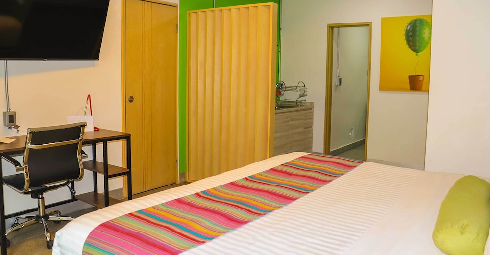 جناح بسرير كينج بشرفة، Hotel Estancias VIVE MX wtc CDMX, Trademark by Wyndham 3/6