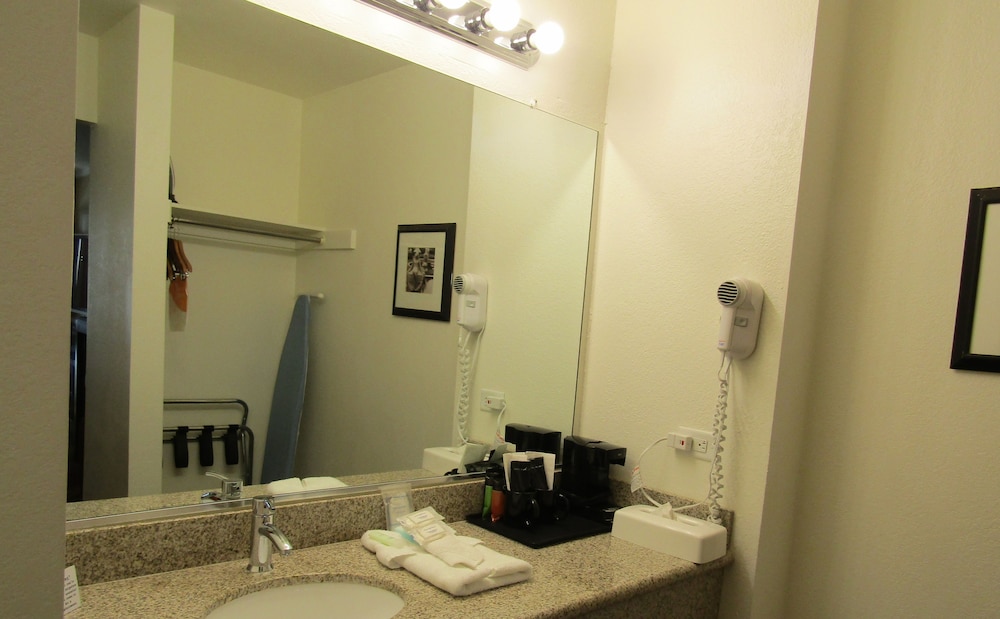 Clarion Inn Near China Lake Naval Station 16/43