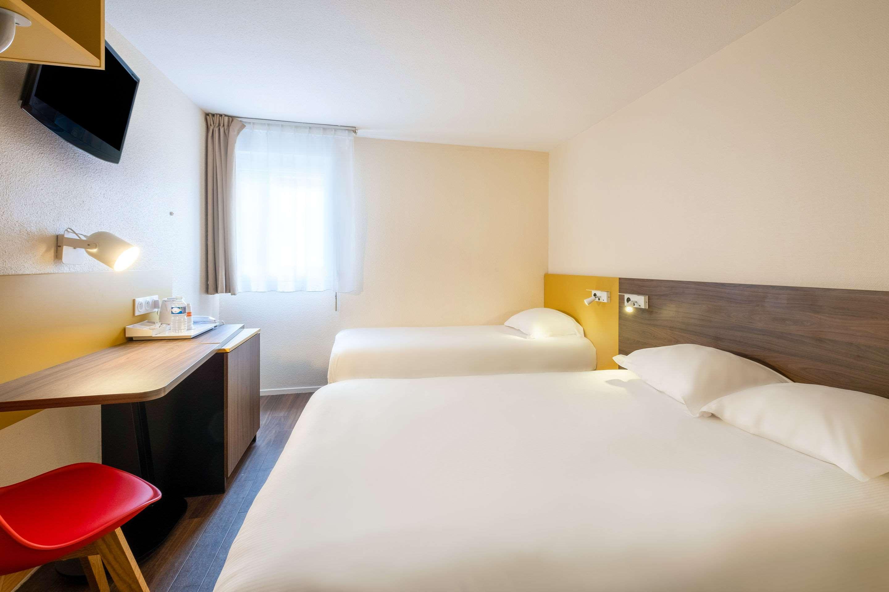 ROOM, 1 QUEEN AND 1 SINGLE BED