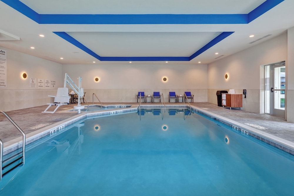 Holiday Inn Express and Suites Eau Claire West I-94, an IHG Hotel (ex Clarion Hotel Campus Area) 39/74
