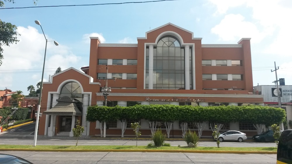 Country Plaza 73/74