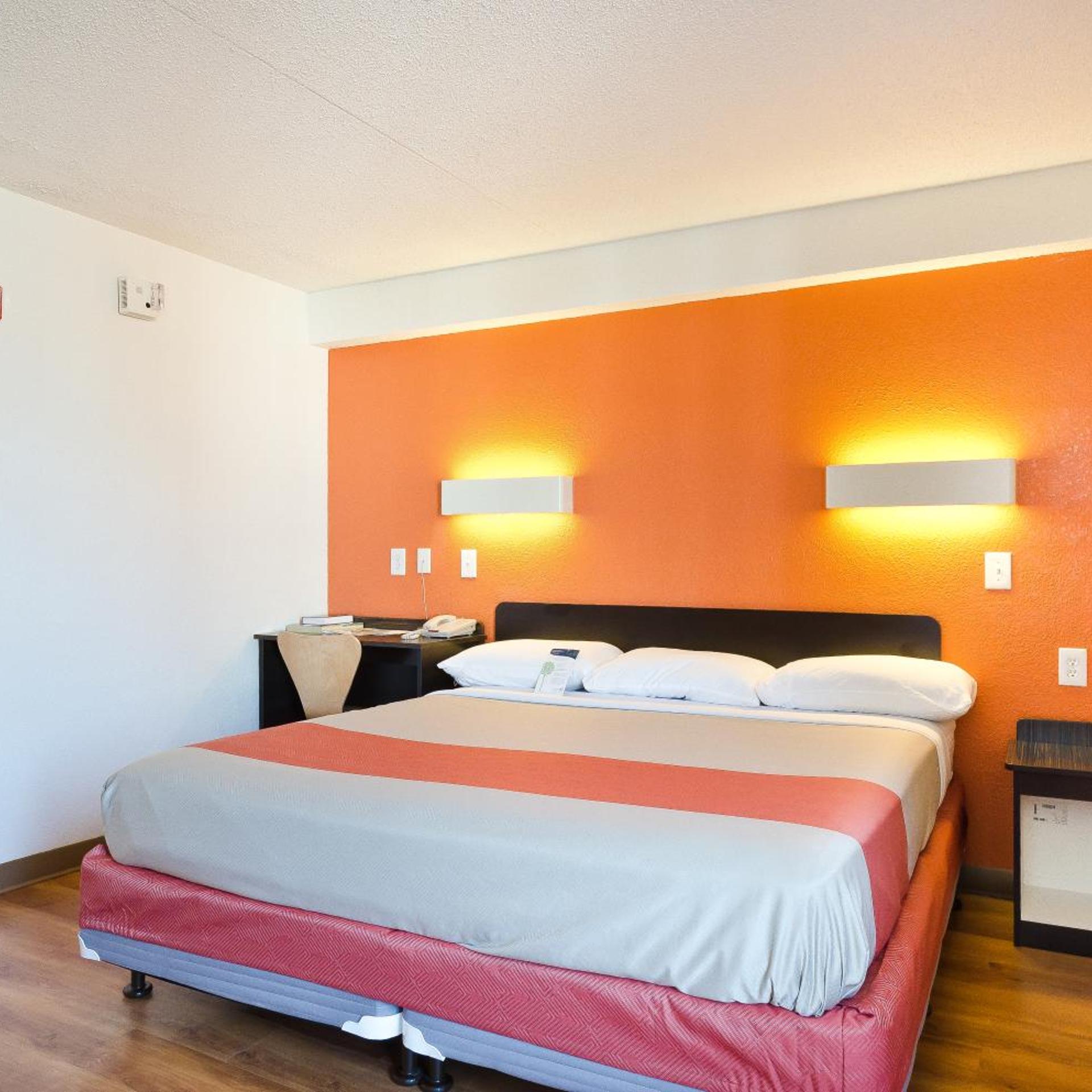 1 King Bed ADA/RI Shower