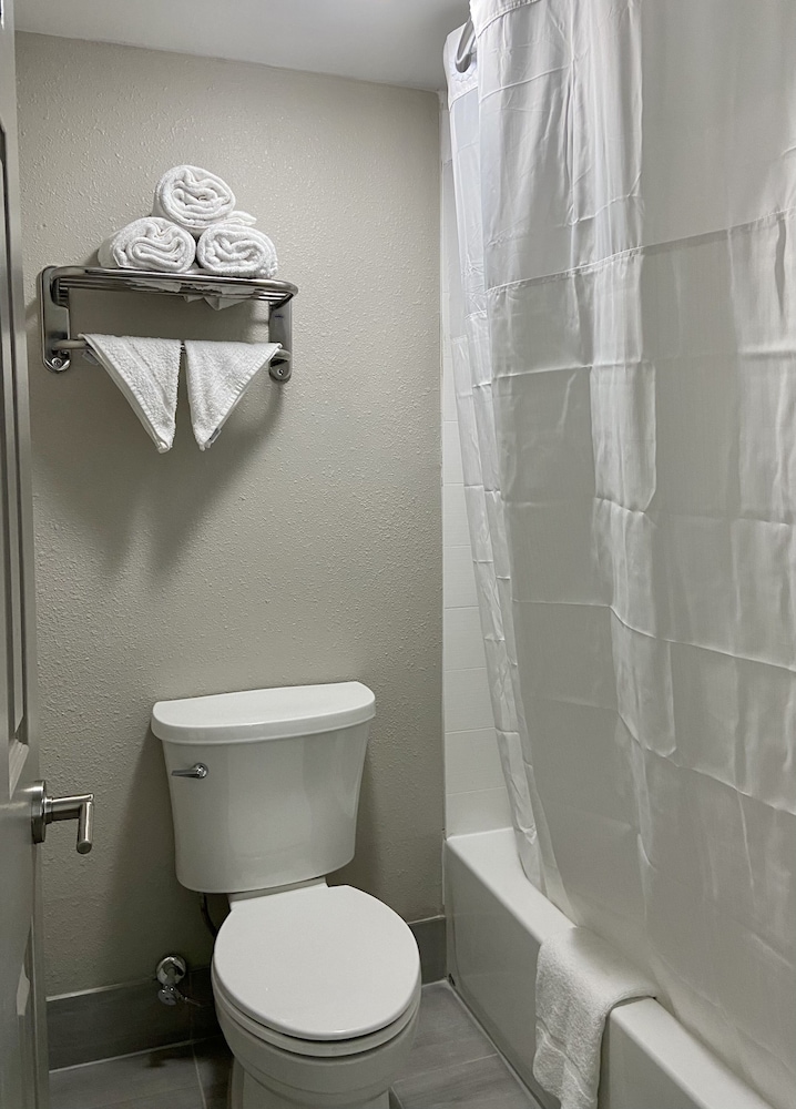 Days Inn by Wyndham Newnan 14/43