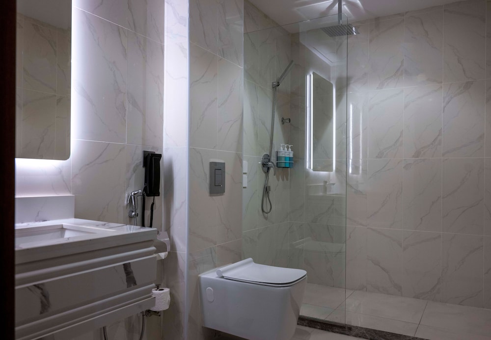 غرفة ديلوكس بسرير كينج مع أريكة، فندق ميركيور خميس مشيط(Mercure Hotel Khamis Mushayt) 3/3