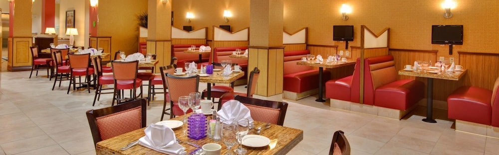 Holiday Inn Hotel Amp Suites Bakersfield North 45/57