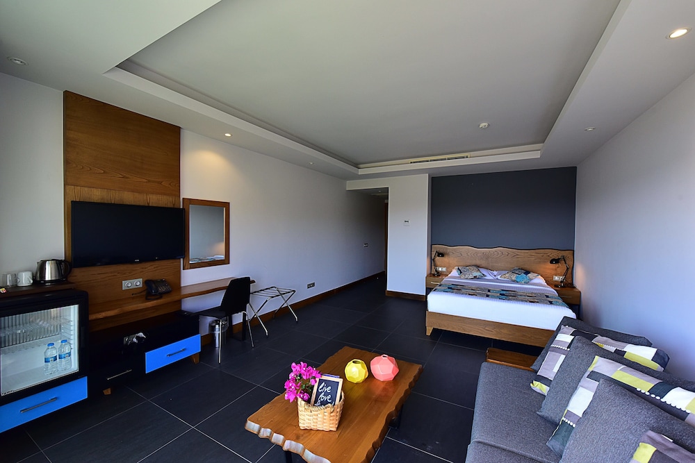 DELUXE, SEA VIEW, BALCONY