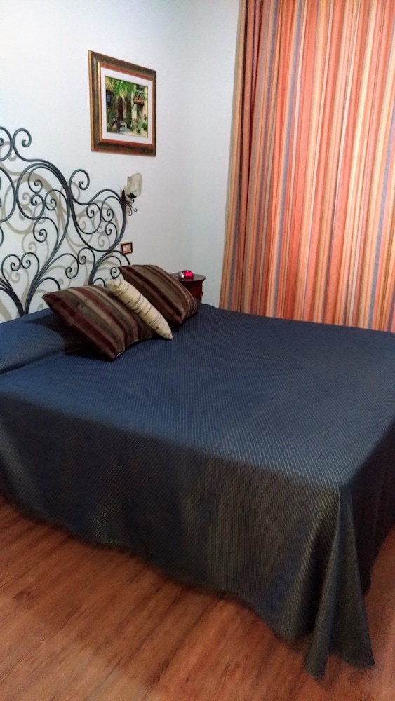 Nicolas Inn 37/50