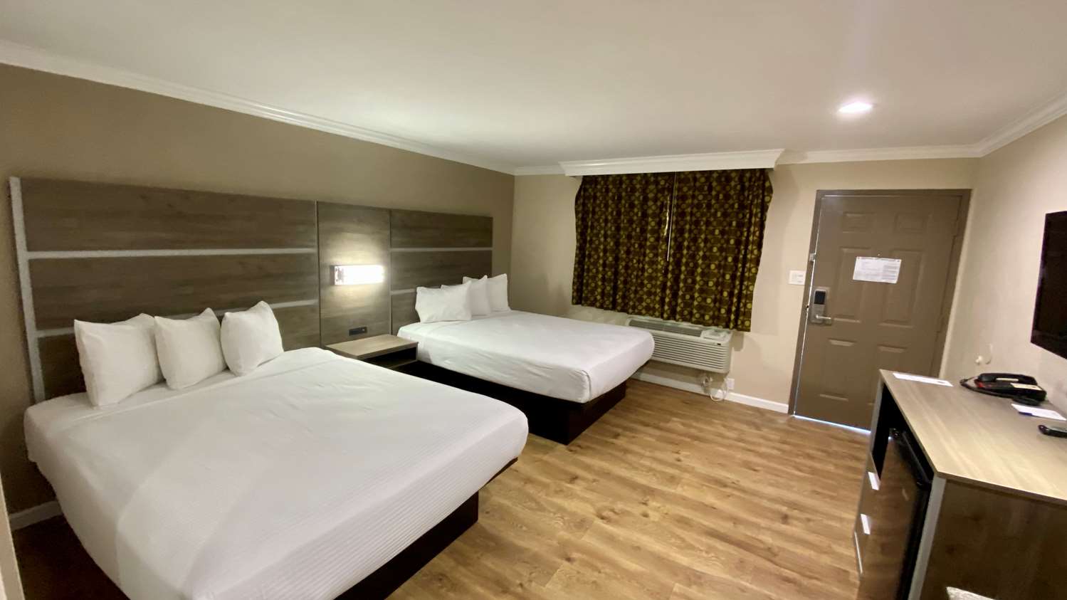غرفة بسريرين مزدوجين لذوي الإعاقة