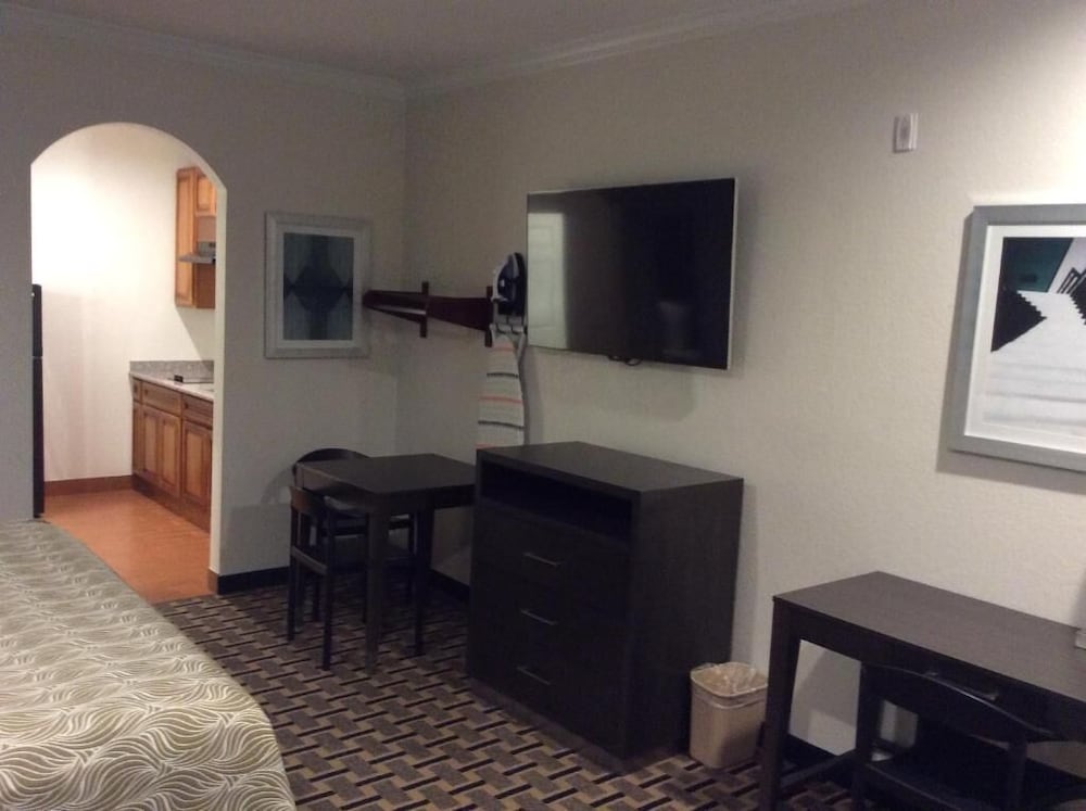 Americas Best Value Inn & Suites Houston NW 17/36