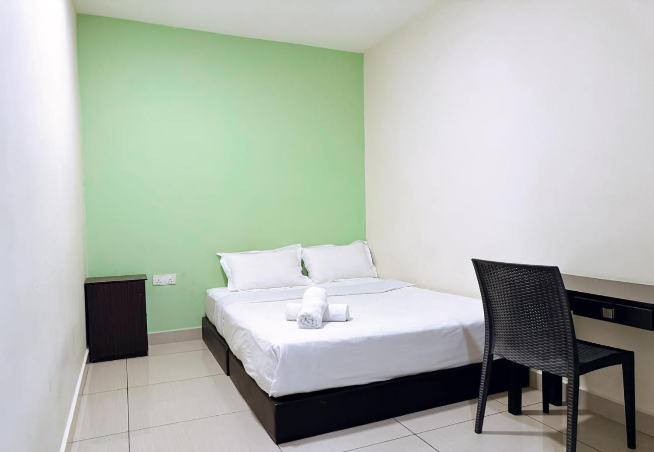 Standard, Queen Bed, No Window
