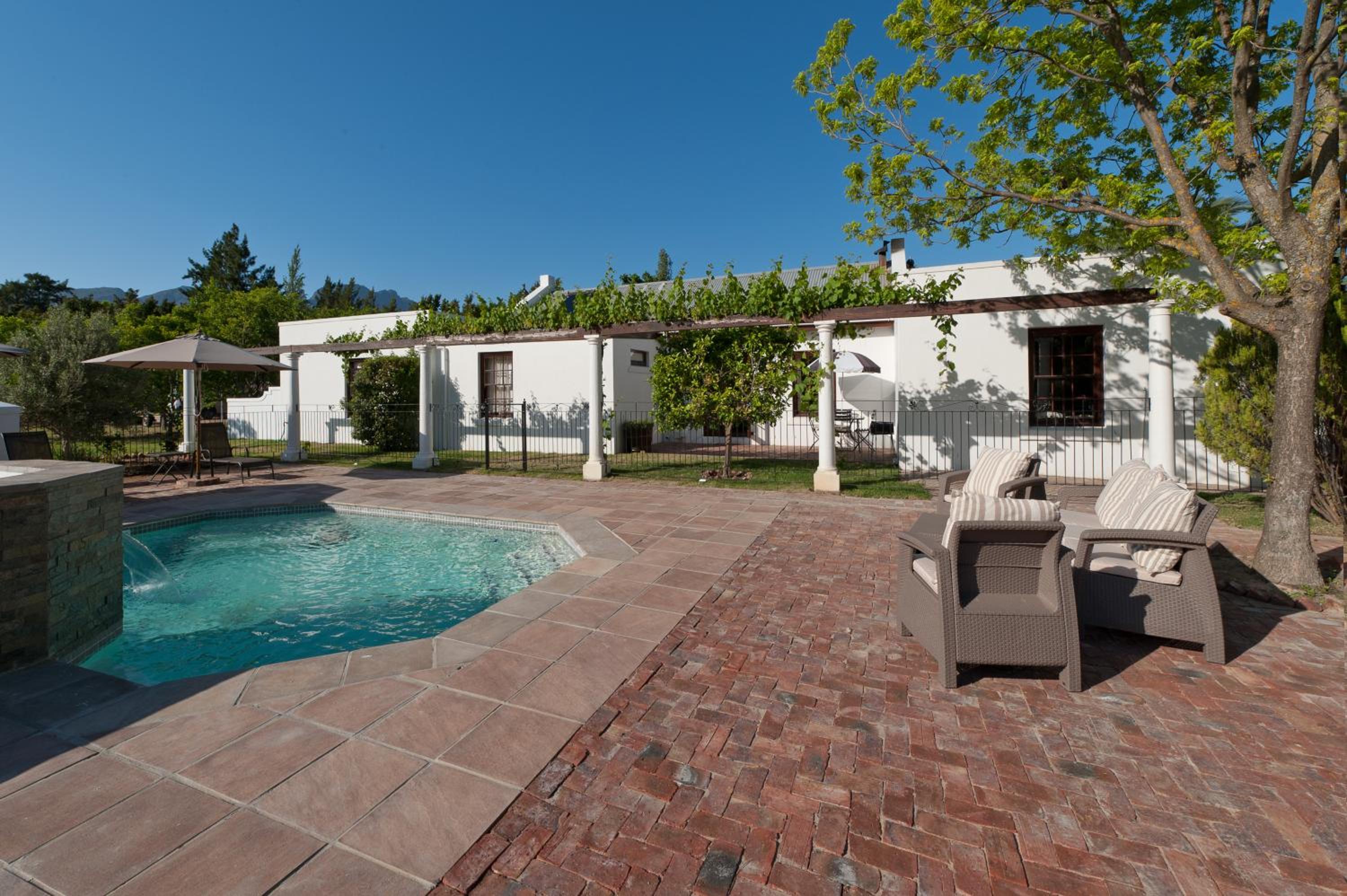 La Galiniere Guest Cottages 12/14