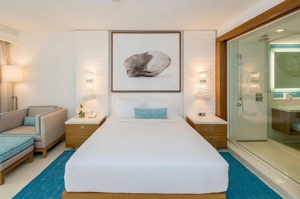 East, Deluxe, King Bed, Ocean View, Balcony