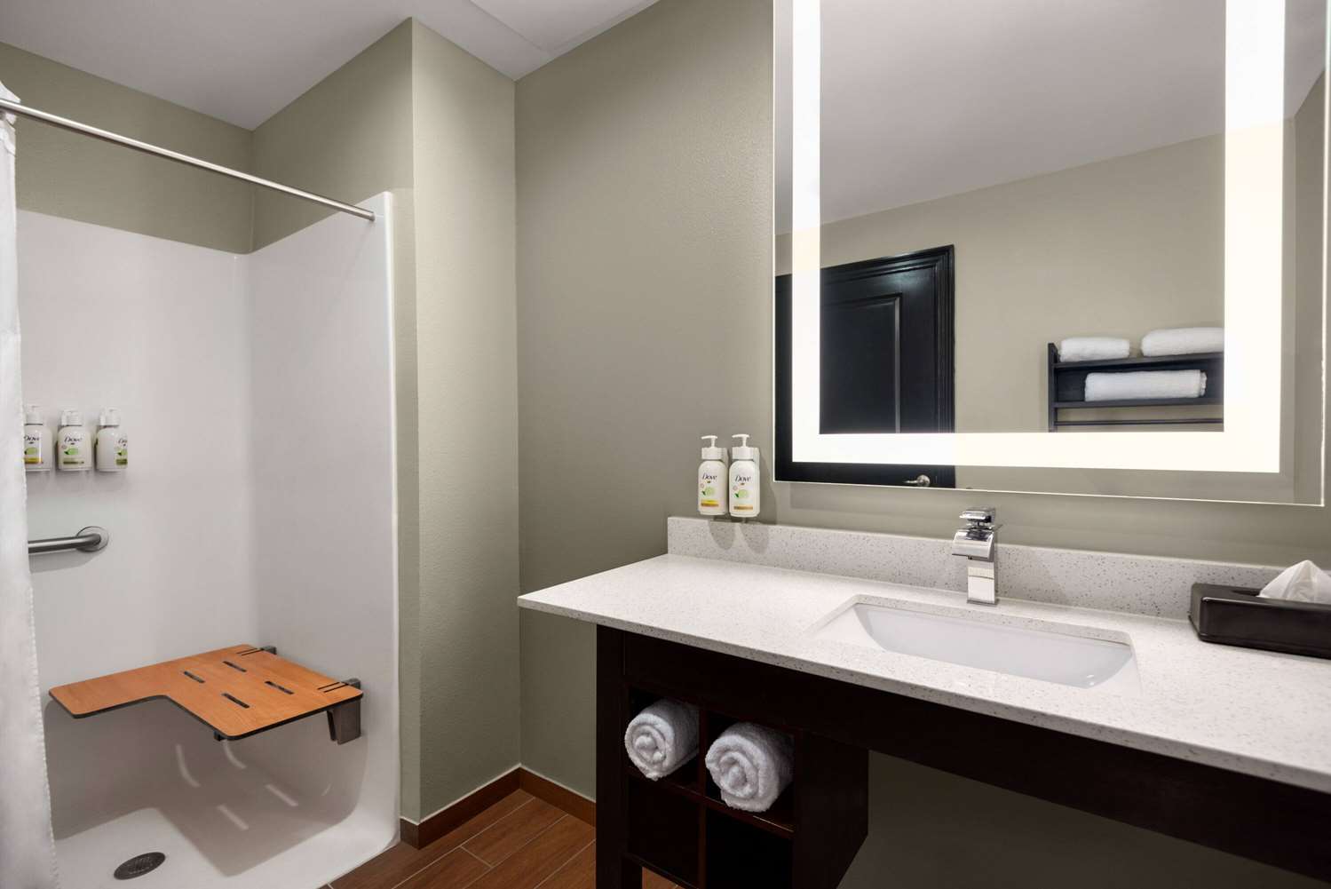 La Quinta Inn & Suites by Wyndham Gonzales LA 44/48