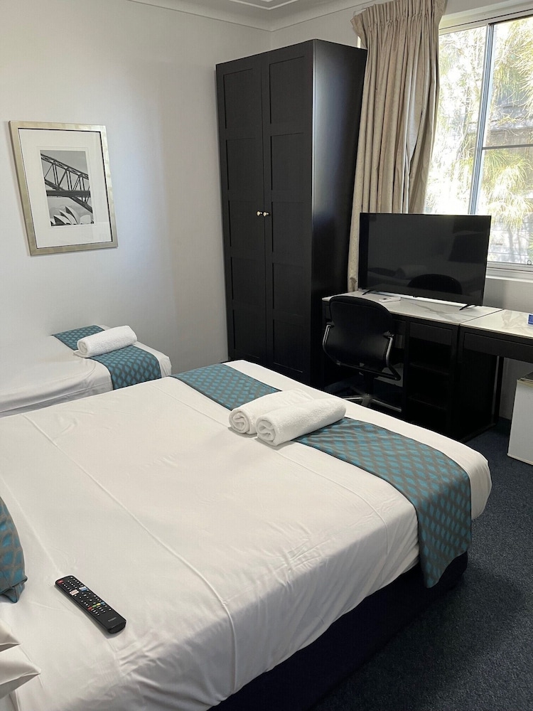 ROOM, TRIPLE, MULTIPLE BEDS