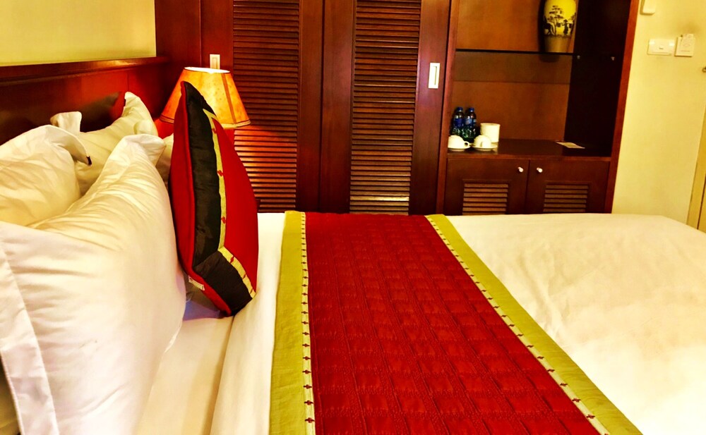 Regal Hotel 20/34