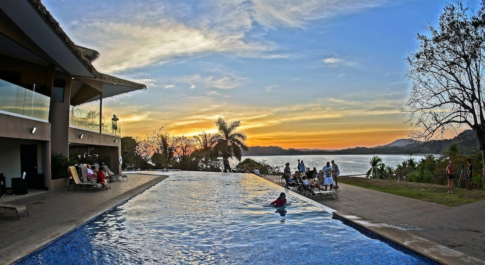 Nammbu Beachfront Bungalows 10/65