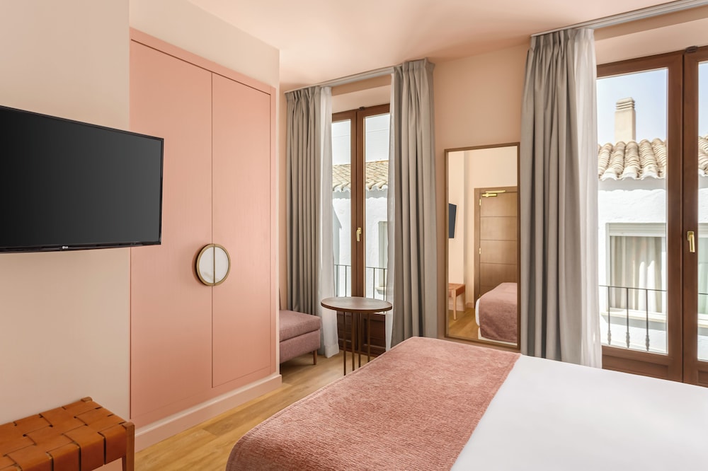 ROOM, DOUBLE BED