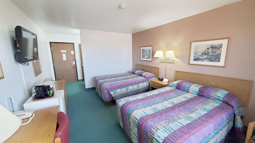 Room, 1 Queen and 2 Double Beds