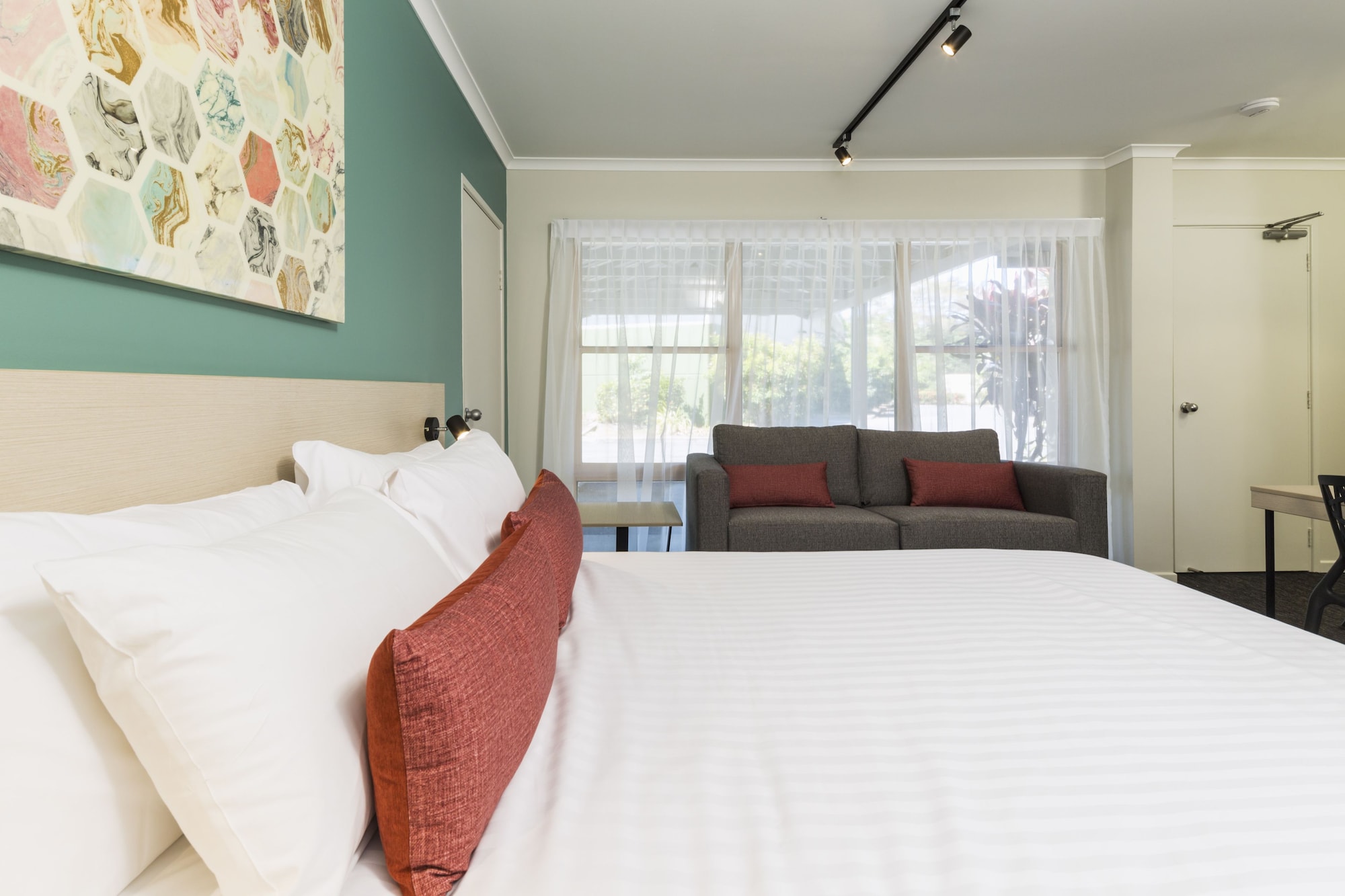 STUDIO, QUEEN BED, SOFA