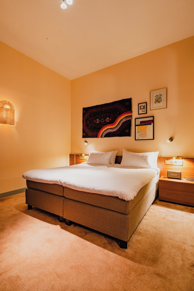 Economy, Double Bed, No Window، Hotel Mercier 2/10