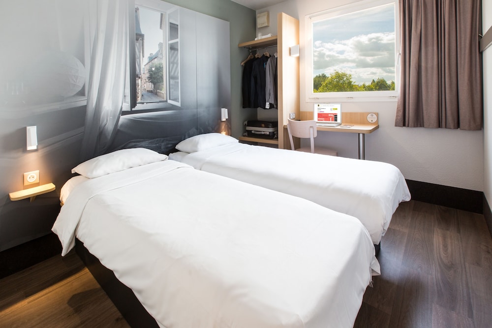 ROOM, TWIN BEDS