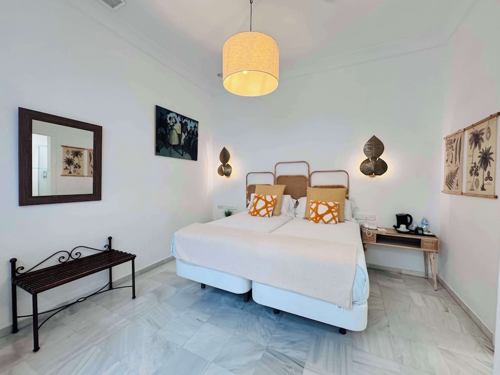 INTERIOR, DOUBLE BED