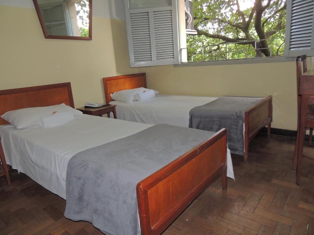 ROOM, TWIN BEDS