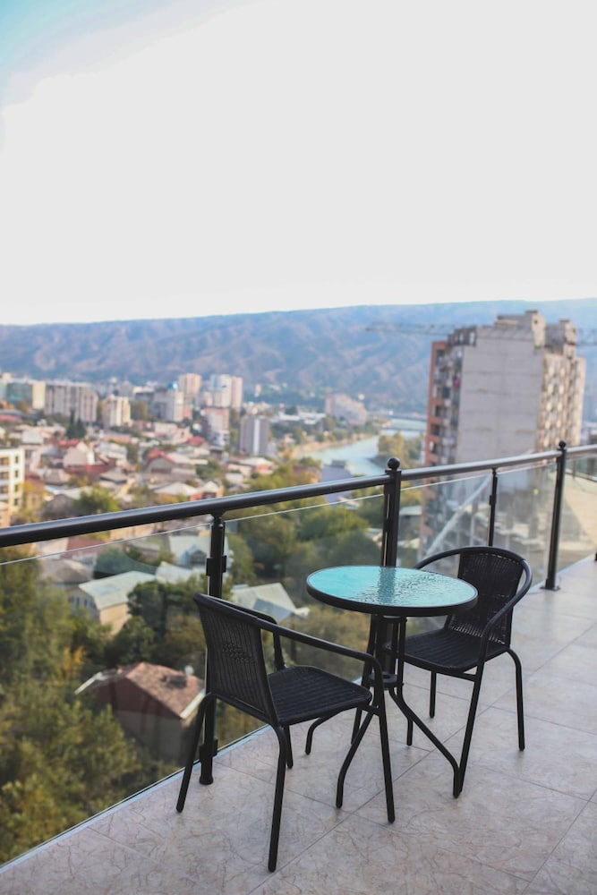 L PLAZA HOTEL 58/63