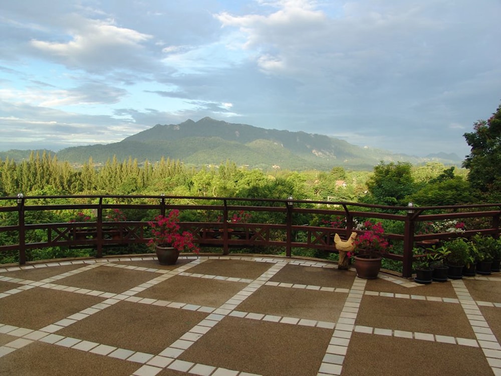 Issara Boutique Winery Hotel 70/78