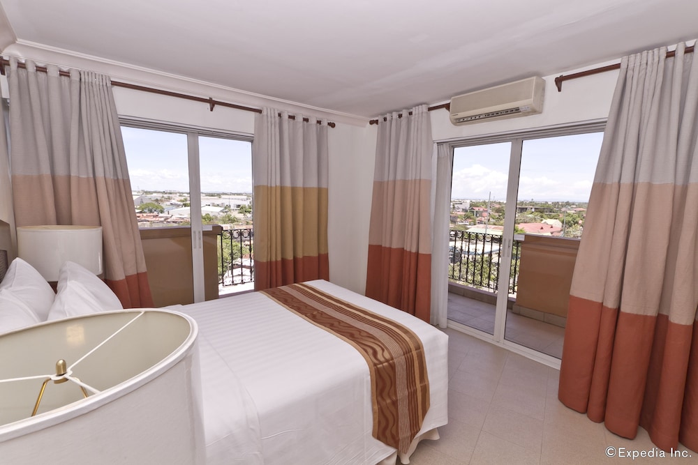 Crown Regency Suites Mactan 18/74