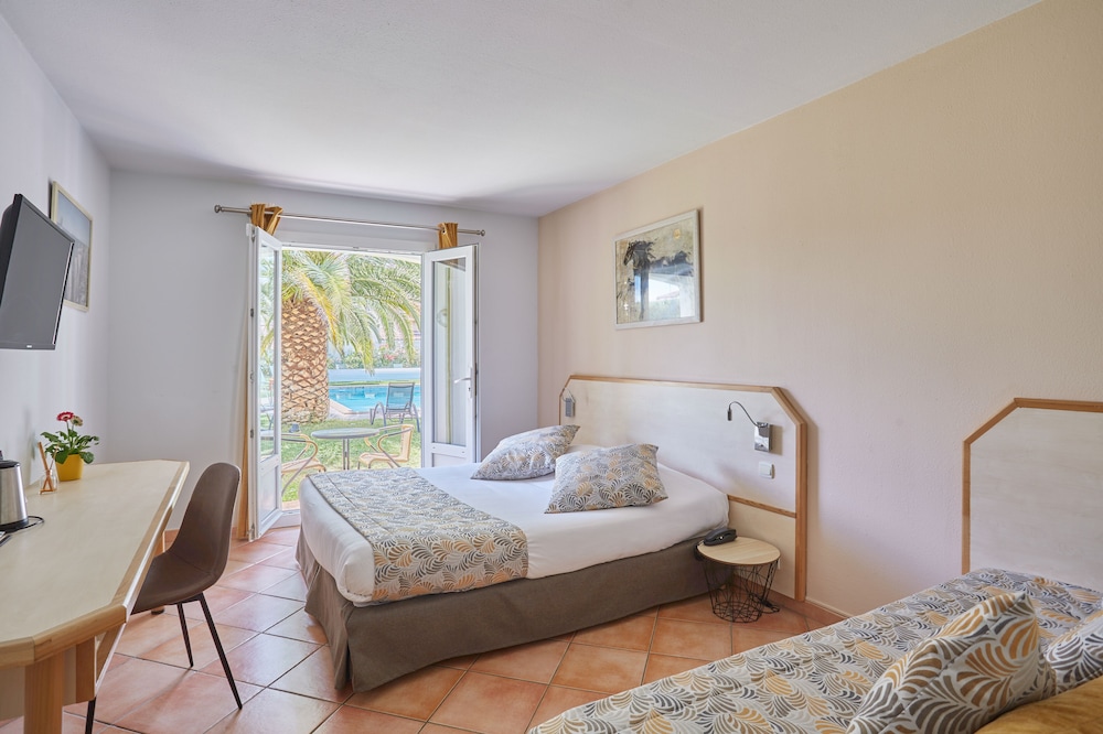 RENOVATED, CLUB, TRIPLE, GARDEN VIEW