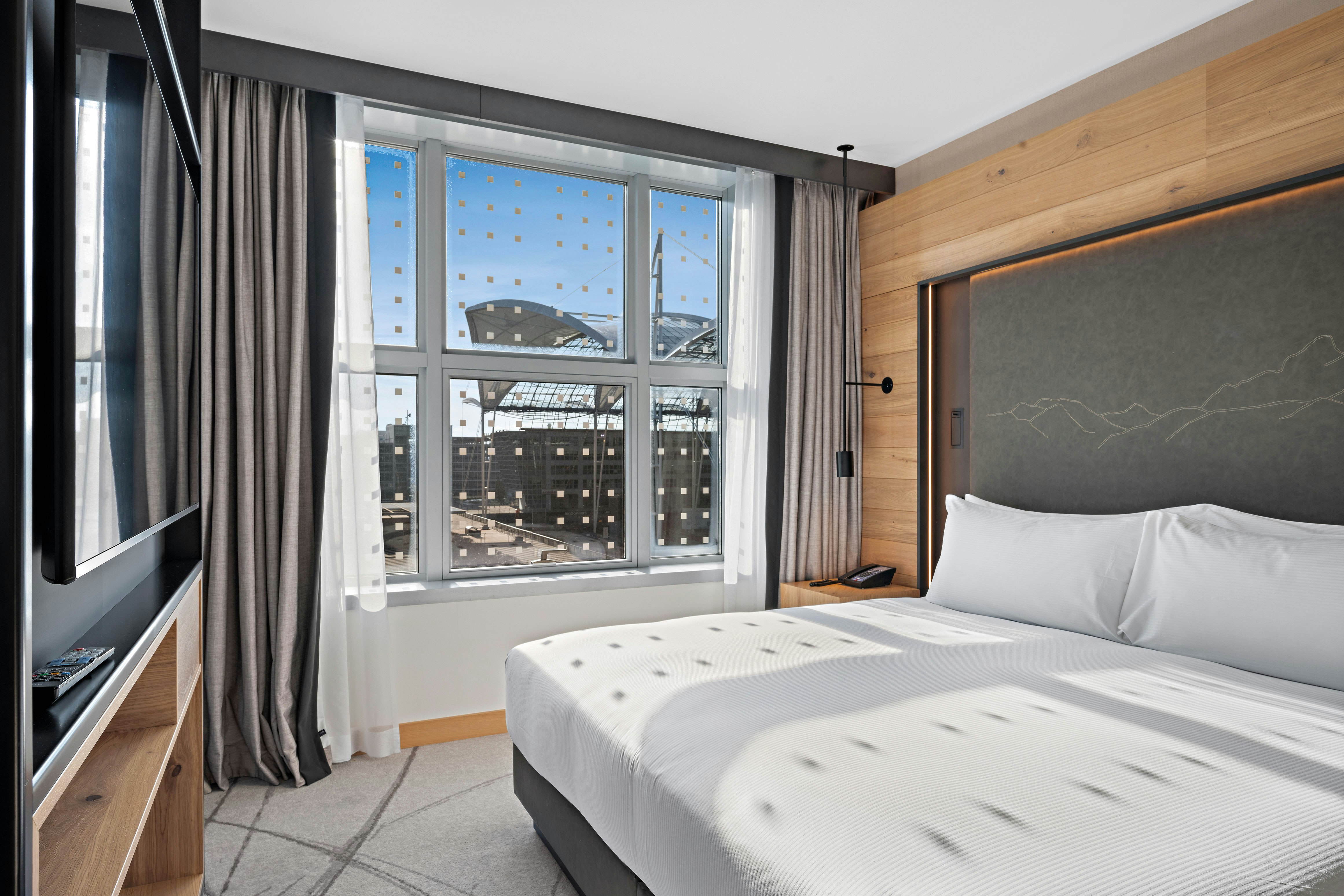 PLUS, GUEST ROOM, KING BED