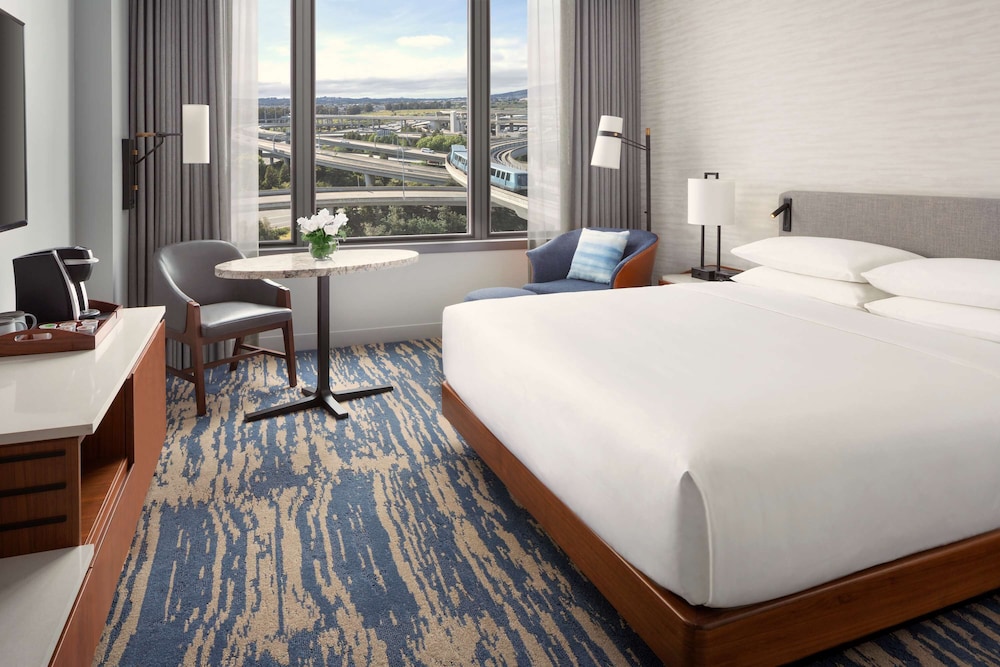 Room, King Bed, Runway View